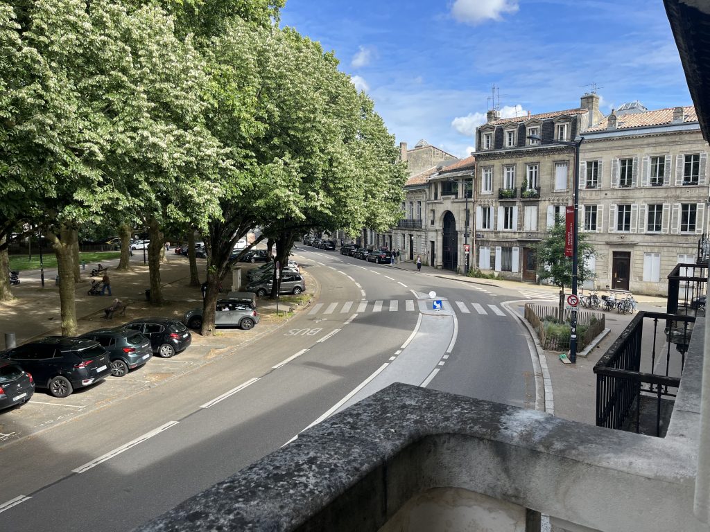 Bureau privé dans coworking à louer à Bordeaux Saint Seurin balcon bureau privé à Bordeaux centre