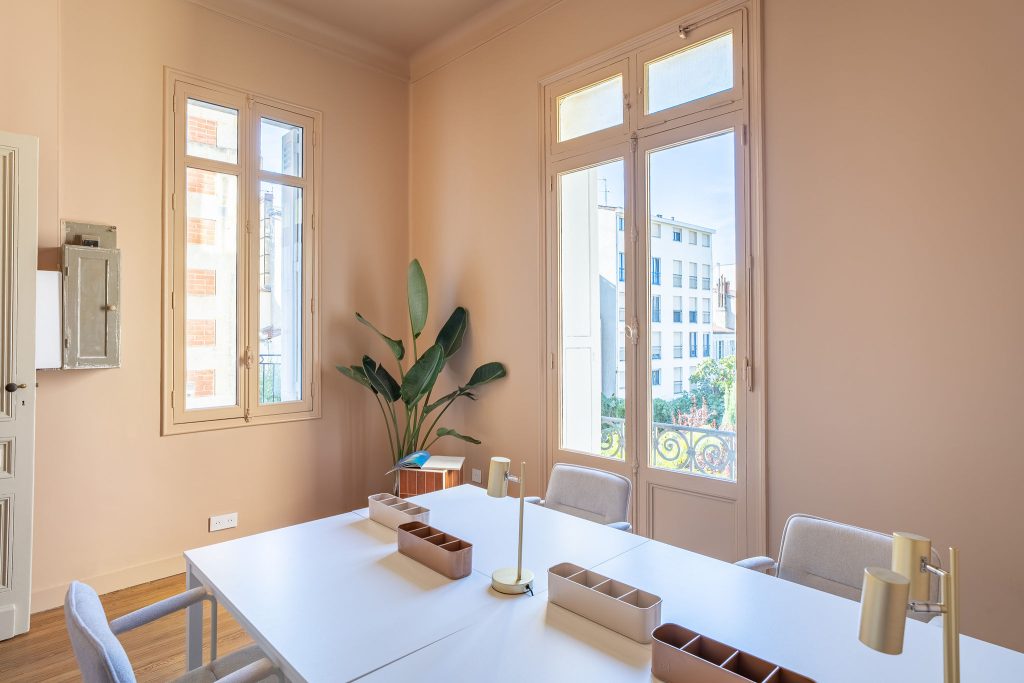 Bureau privatif 4 postes à louer au sein d'un coworking haut de gamme bordeaux rénové