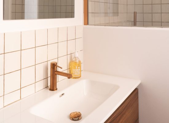Bureau privatif au sein coworking salle de douche sport rénové